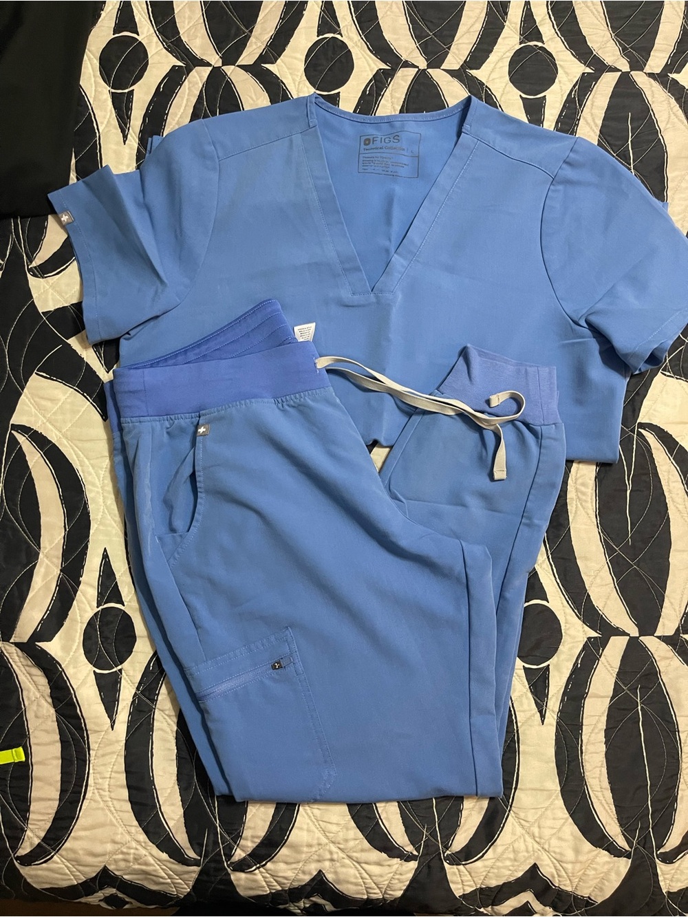 Figs Women’s Ceil Blue Scrub Top and Jogger Pants Set Large